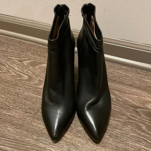 Renvy Cara cupped heel ankle black leather 4.5 inch booties/ boots in size 11 - Picture 1 of 11